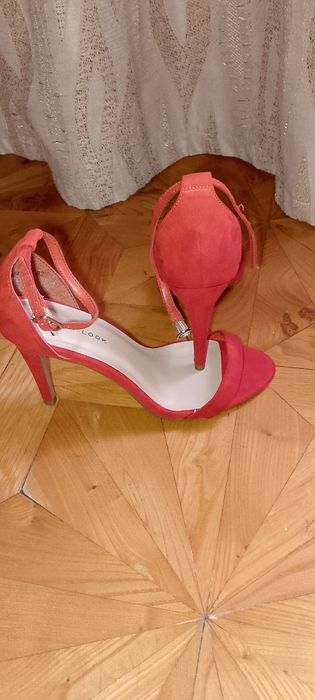 Элегантные босоножки на каблуке.