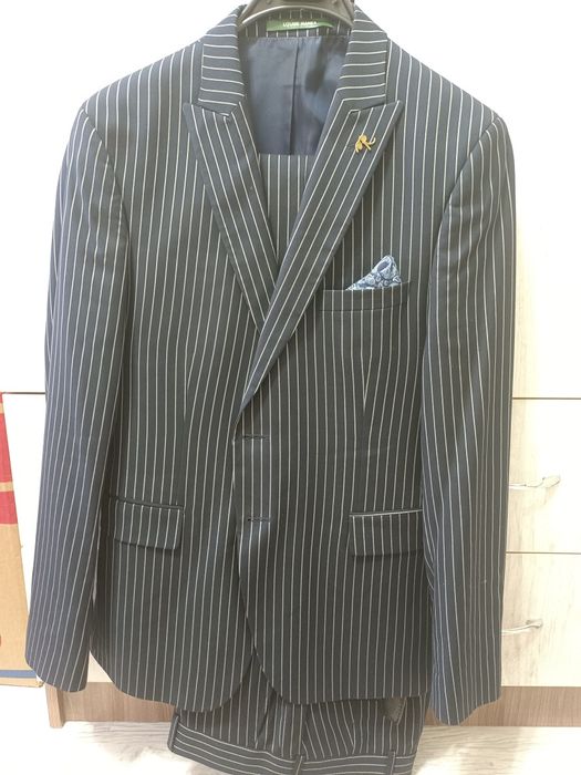 Продается костюм тройка