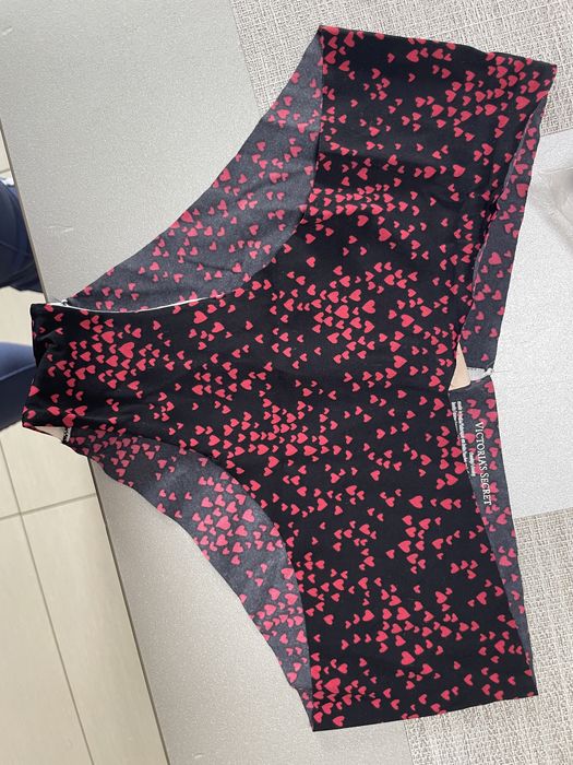 Chiloti Victoria’s Secret si Pink