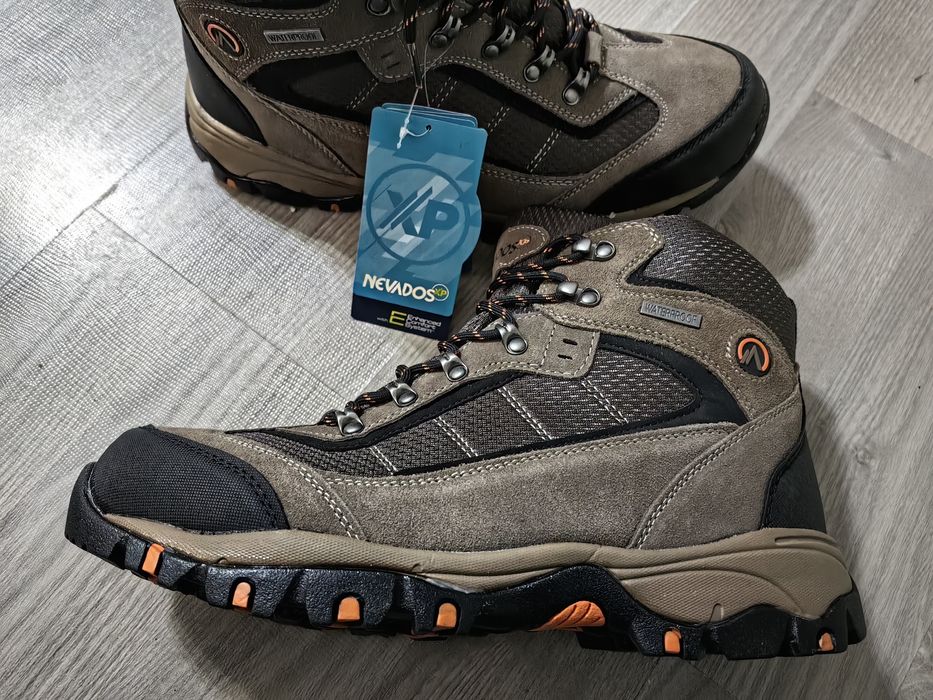 Трекинговые ботинки