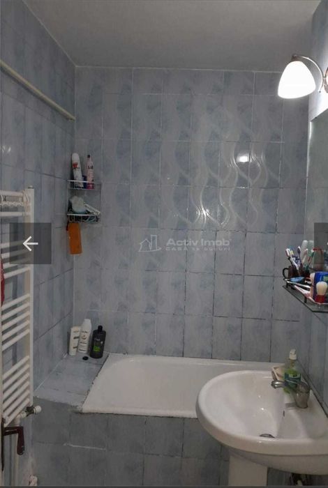 Vand apartament  cu 2 camere decomandat
