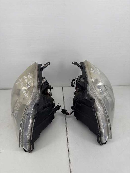 Faruri Toyota Avensis II T25 2003-2009 far dreapta far stanga cu lupa