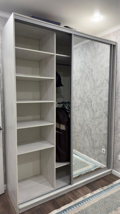 Продам шкаф купе с зеркалом