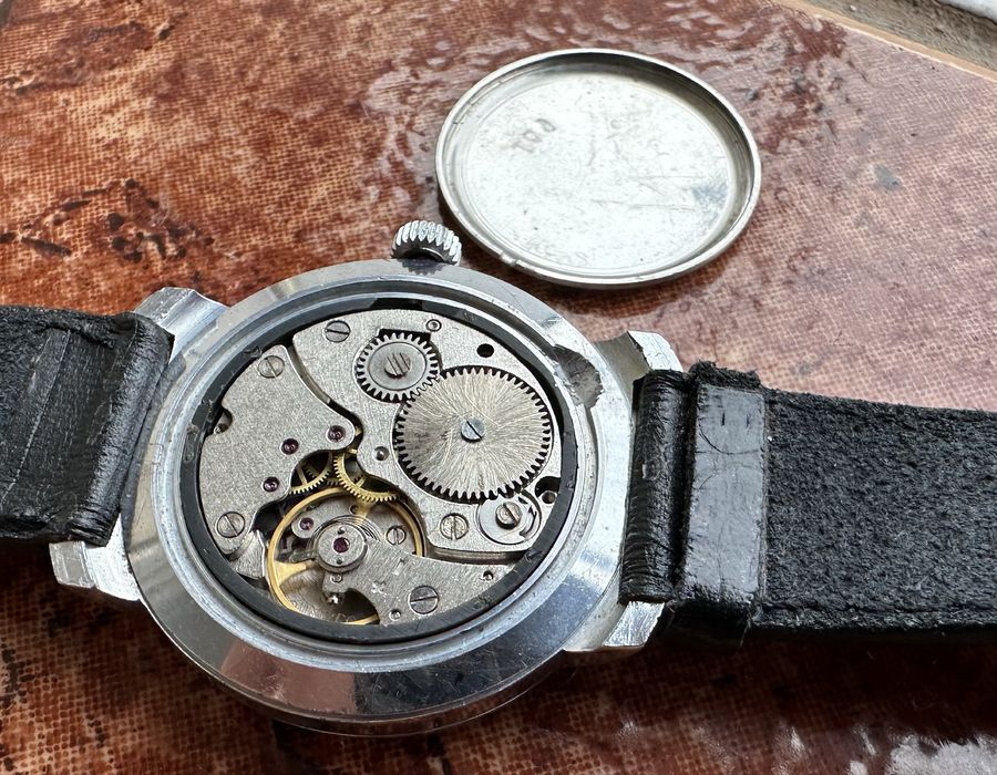 Руски  механичен часовник Победа,направен в 90 години.