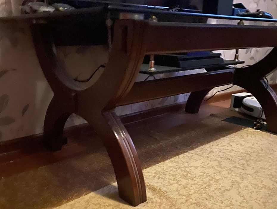 Стеклянный журнальный стол.