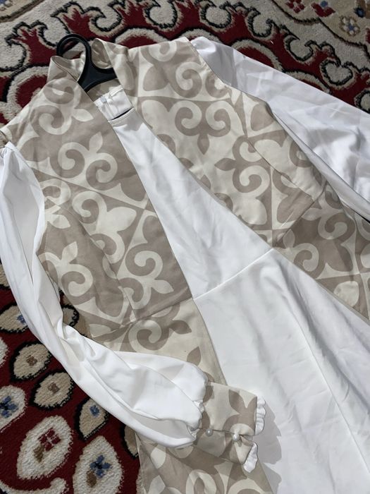 Ұлттық стильдегі әдемі көйлек сатылады.