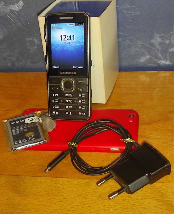 М обильный телефон Samsung S5610 кнопочный. Новая батарейка