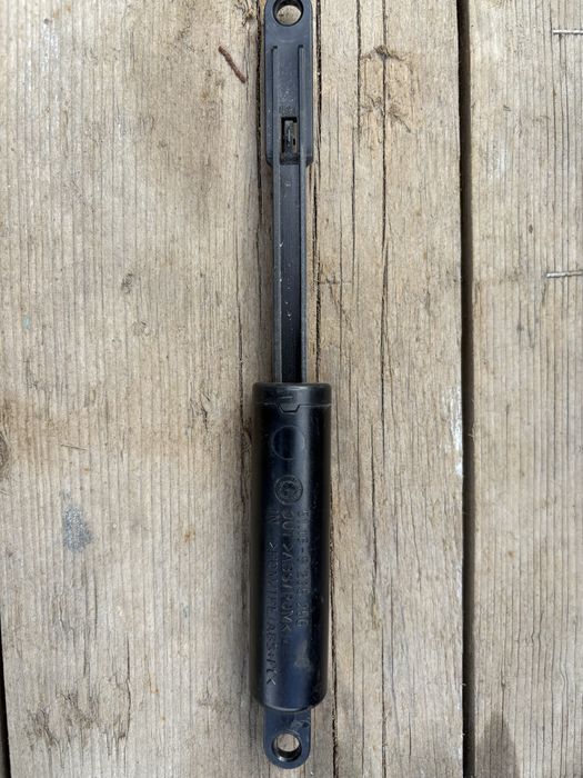 Амортизатор бардачка бмв е34