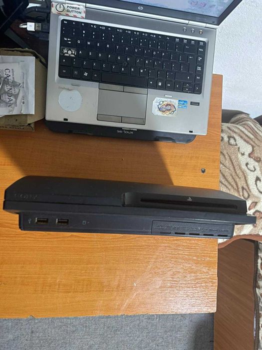Vând PlayStation 3 Slim, model CECH-3004B.