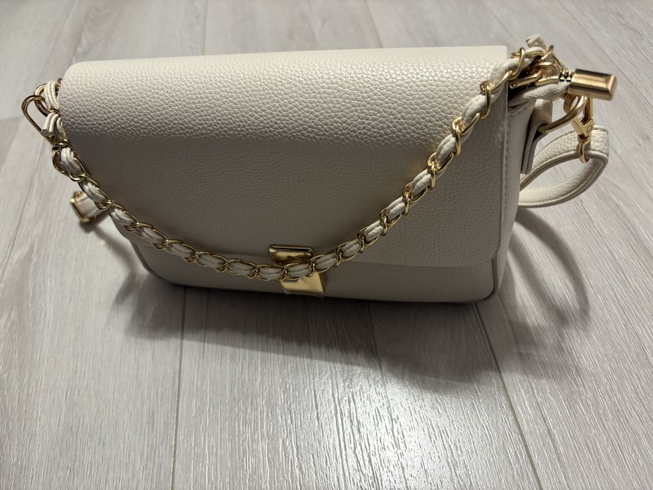 Дамска официална чанта!Цвят светло бежаво!Дълга дръжка и къса дръжка!