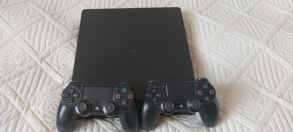 Продам PlayStation 4 slim