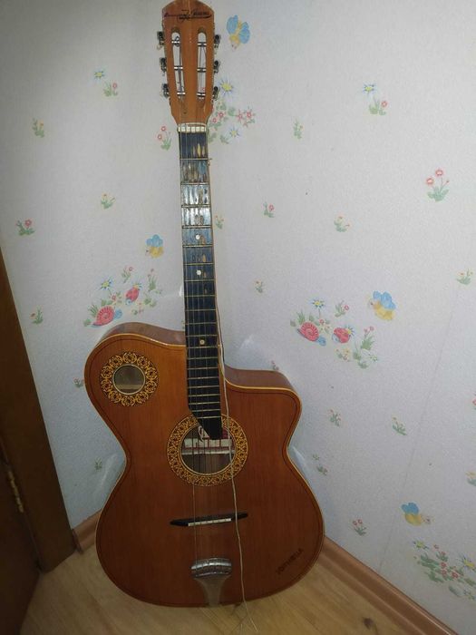 Продам раритетную гитару