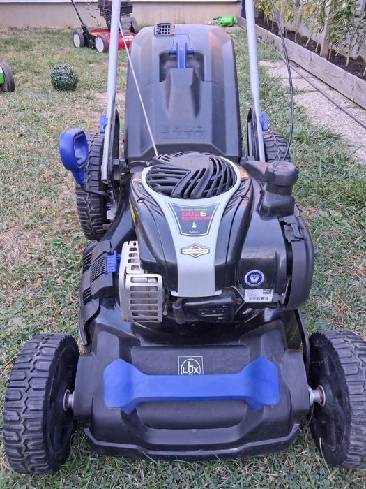 Vând mașină de tuns gazon pe benzină Lux Tools .