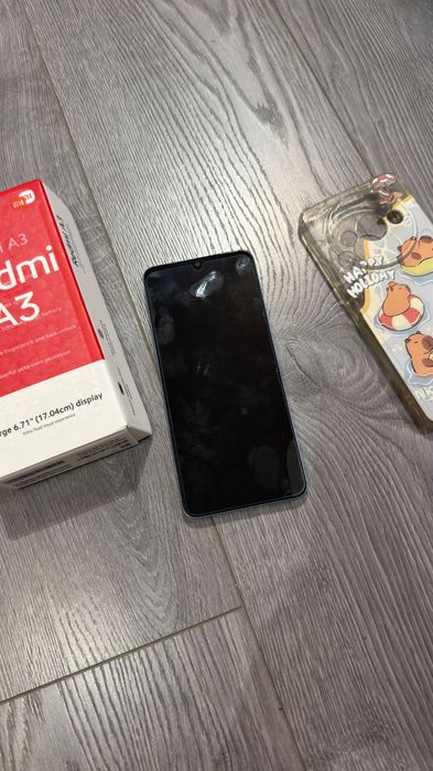 Телефон Redmi A3 с два калъфа