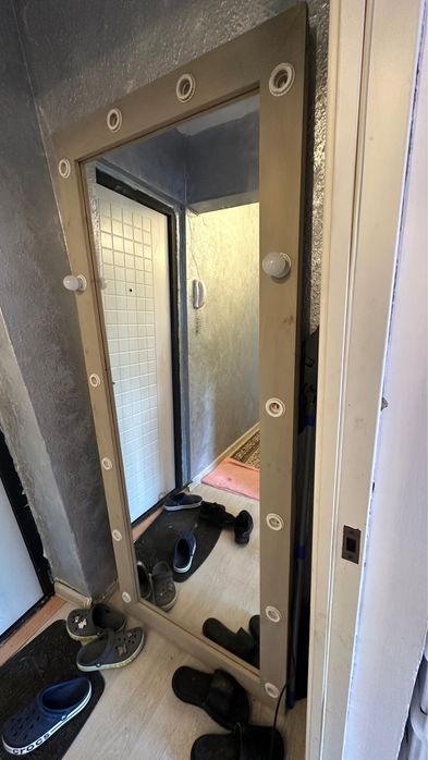 Продам большое напольное зеркало с подсветкой