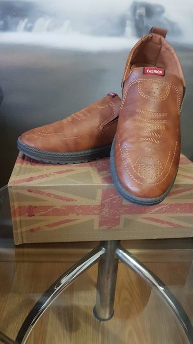 Vând pantofi bărbătești din piele naturală