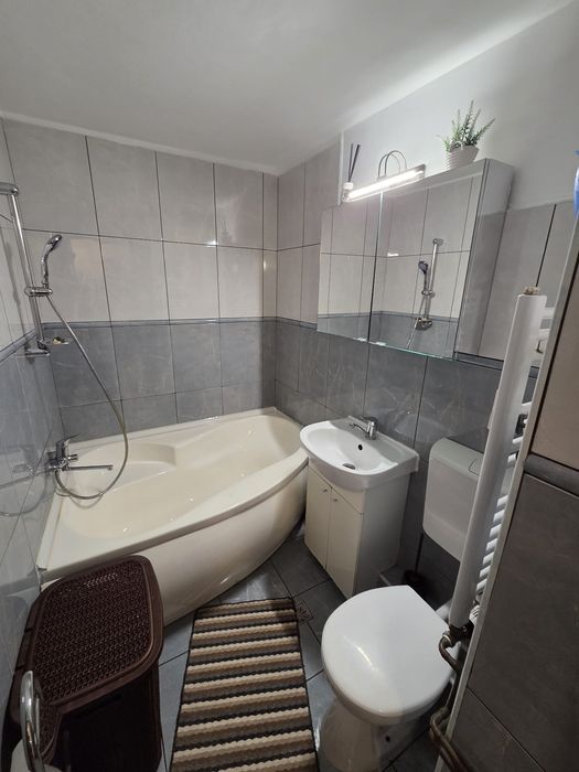 Închiriez ap. 3 camere Rogerius + loc de parcare