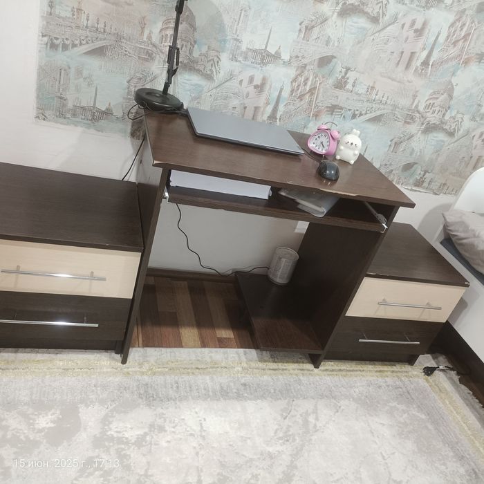 Стол письменный и две тумбочки
