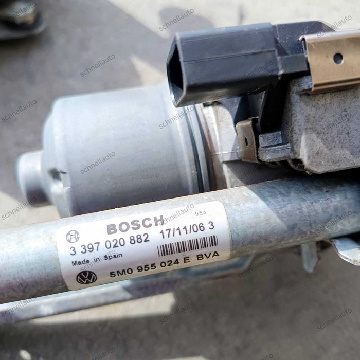 Ansamblu stergator cu motoras dreapta VW Golf 5 plus cod 5M0 955 024 E