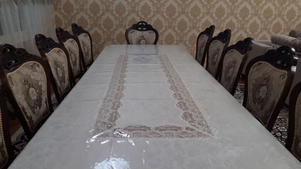 Мехмонхона учун стол стуллари билан сотилади