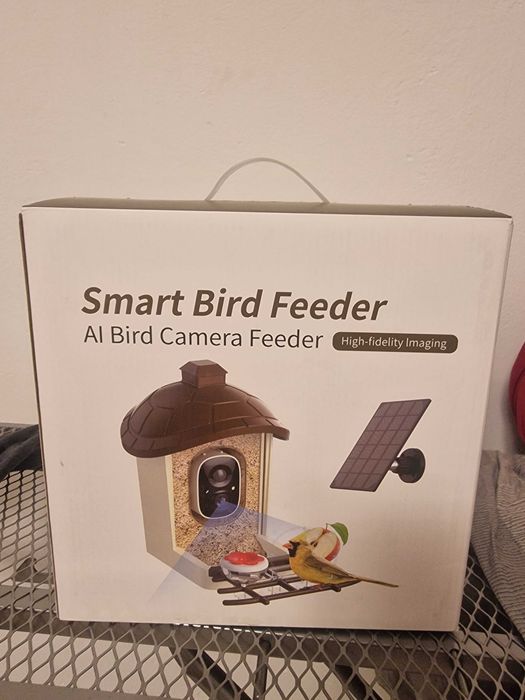 Hrănitoare inteligentă pentru păsări.