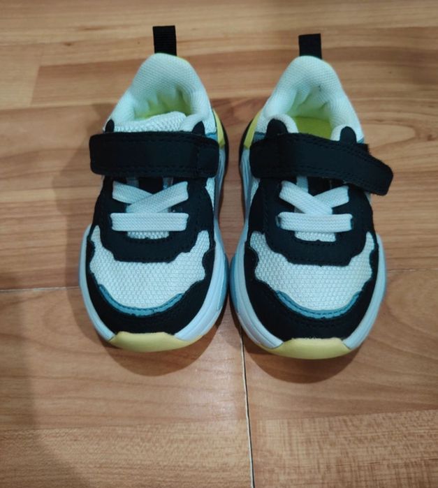 Adidași bebeluși H&M