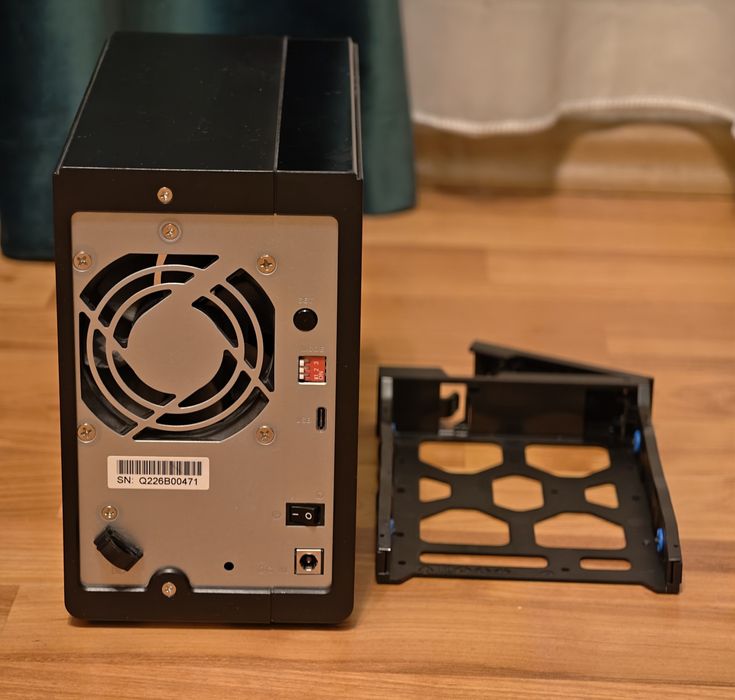 Direct Attached Storage QNAP TR-002