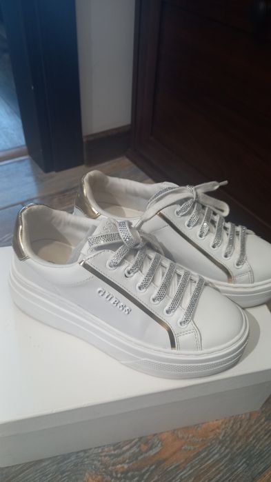 Бели кецове Guess