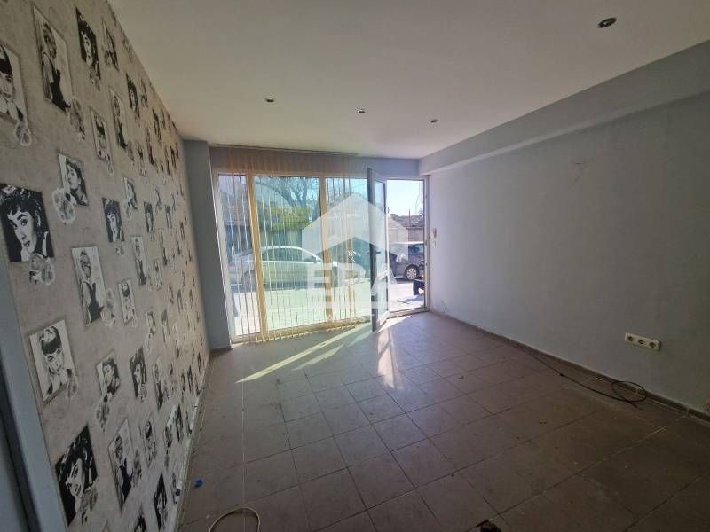 Търговско помещение в централната част на града, в кв. Погреби, гр. Ва