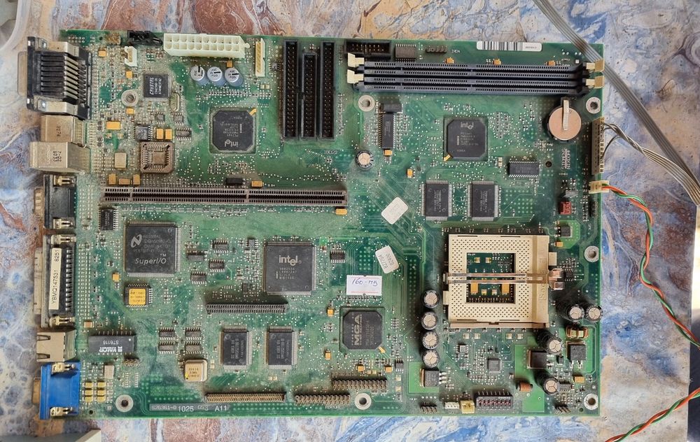 Lot componente PC vechi / industriale – placă de bază, sursă, unități floppy/CD, piese retro