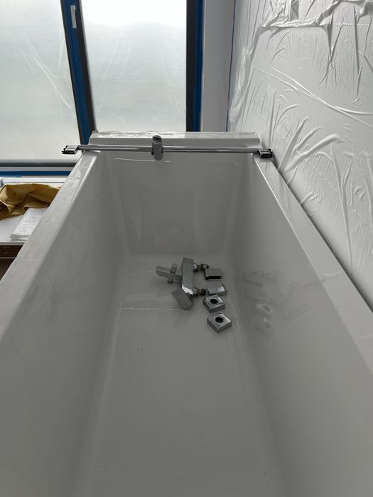 Cadă acrilică 170×70 + baterie NK Porcelanosa + set duș – noi