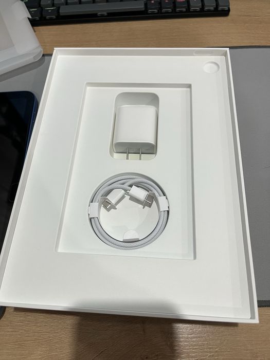 iPad 10 синий в идеальном состоянии