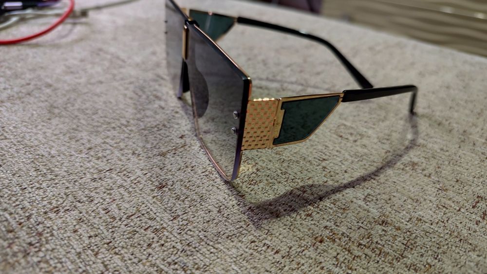 Очки солнцезащитные авиатор.