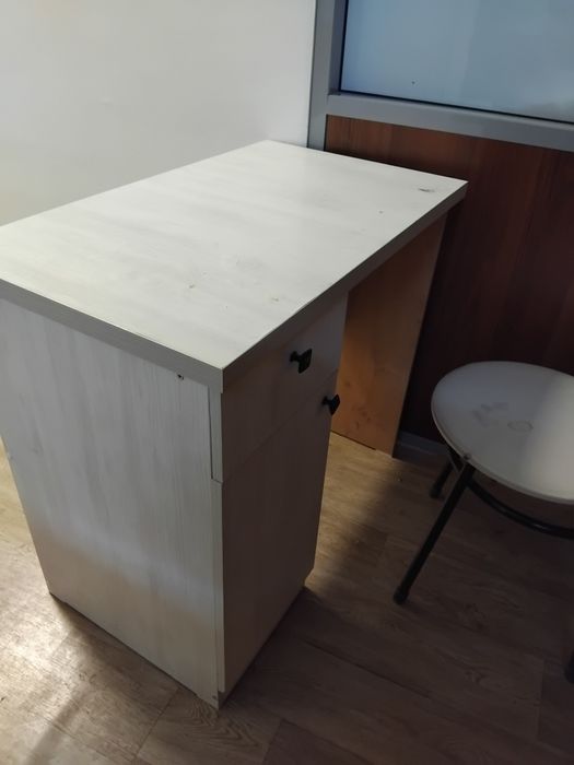 Продам тумбочку, стол, стулья