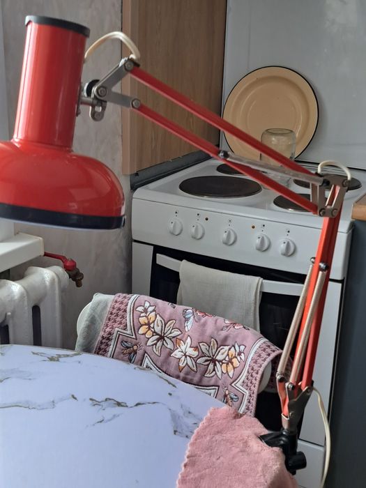 Продам недорого красную лампу