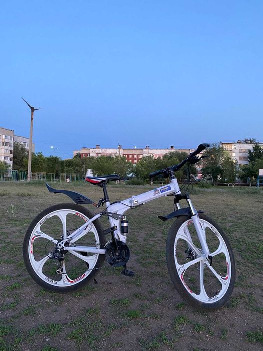 Белый скоростной велосипед