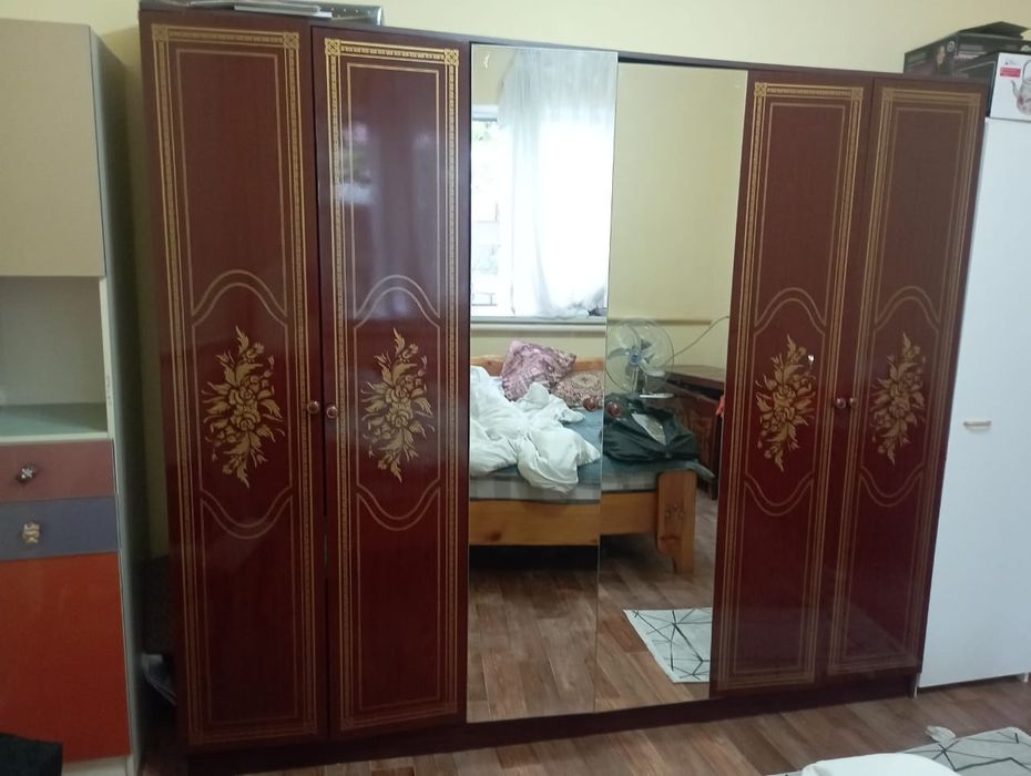 Шкаф коричневый.