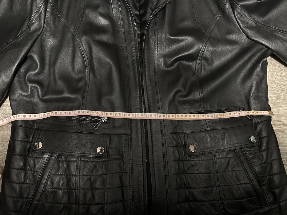 Geaca neagra de piele naturala