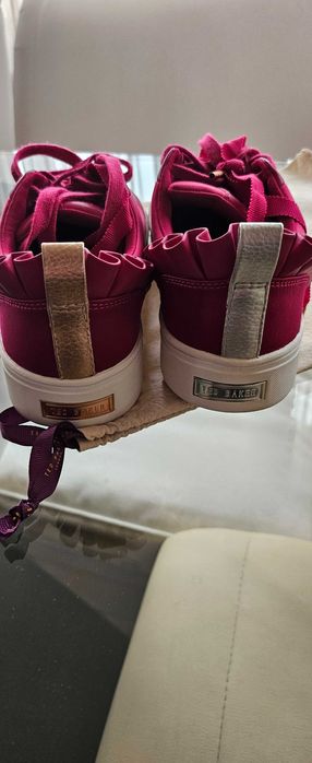 Нови сникърси в розово размер 35 Ted Baker