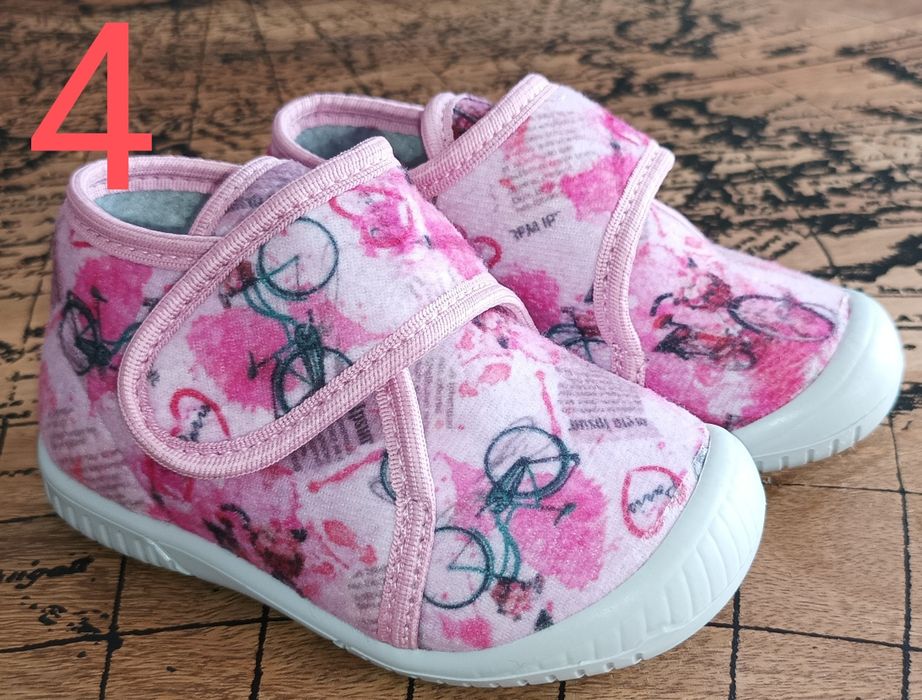 Детски обувки различни размери.