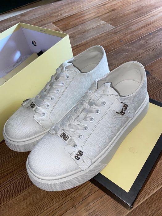 Кроссовки женские