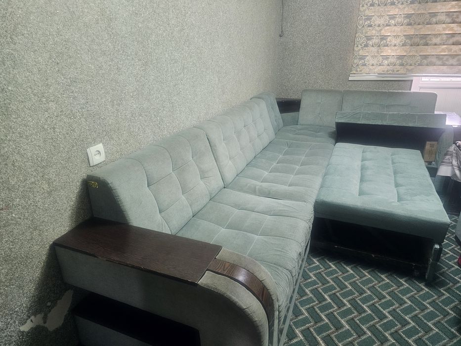 Xolati yaxshi qoshimcha stol ham mavjud