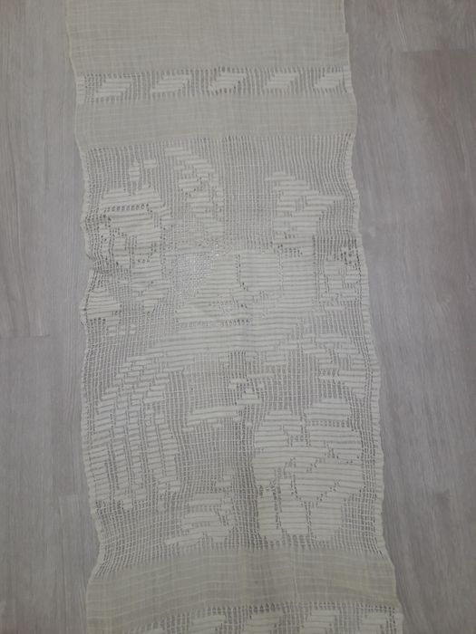 Stergar traditional cusut manual pe panza de borangic alb