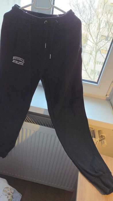 Pantaloni Russsell Athletic, mar.S, negri, orginali, in stare buna.