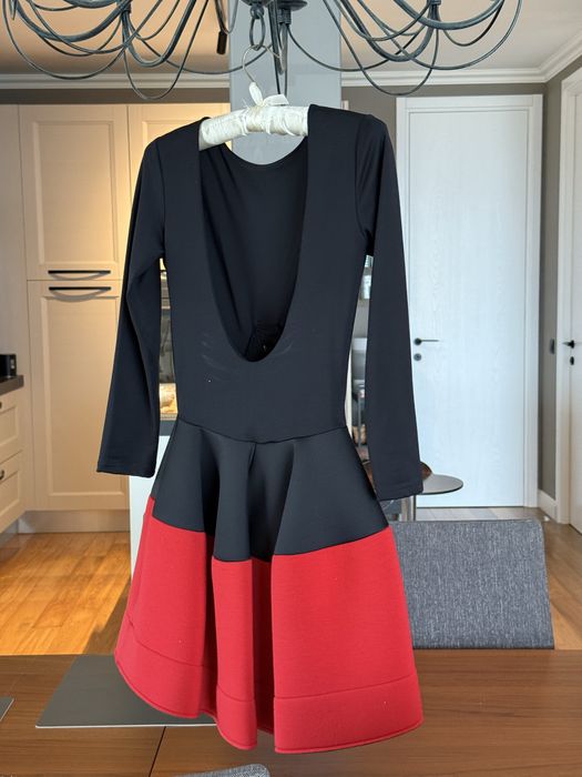 Рокля с гол гръб