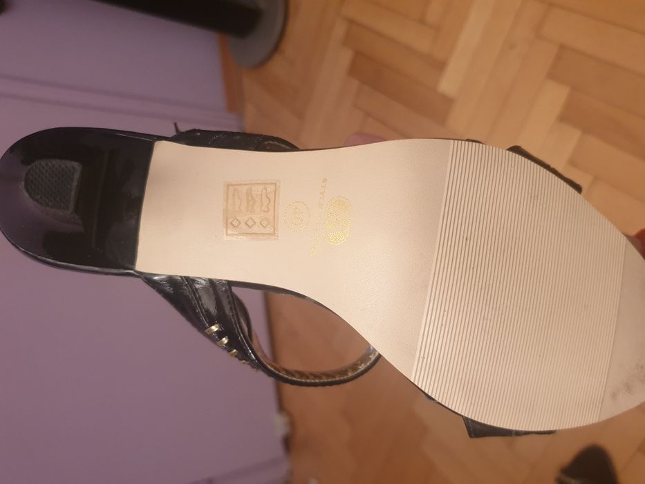 Лачени сандали на ток, черни, италиански