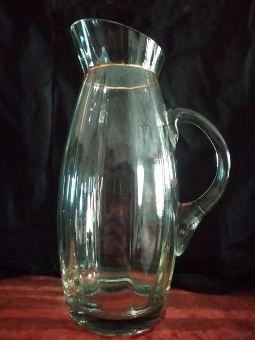 Вазы цветочные хрустальные,фарфоровые и графины продаются.