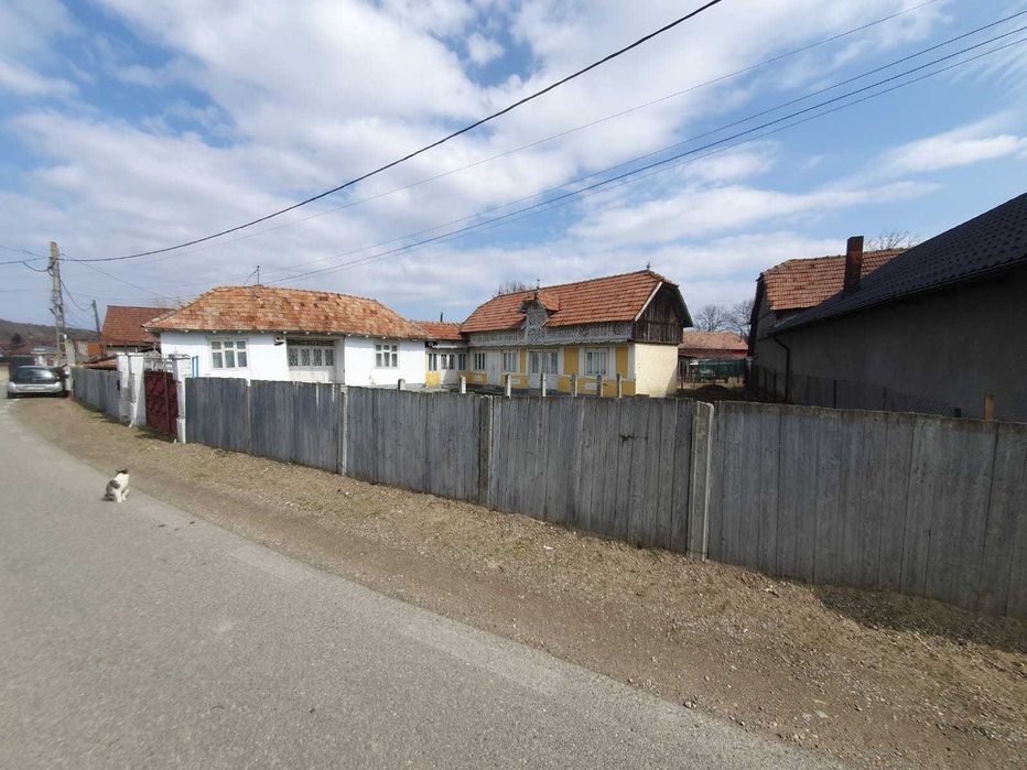 Casă + teren de vânzare in comuna Casin Zona Centrala