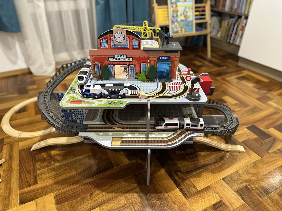 Дървена триетажна гара