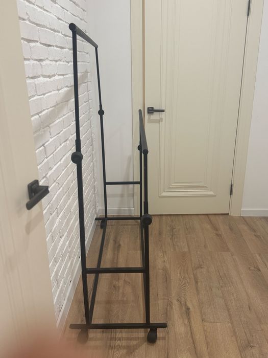 Продам вешалку гардеробную